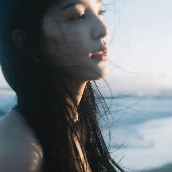 高墙、黑色与帅小伙